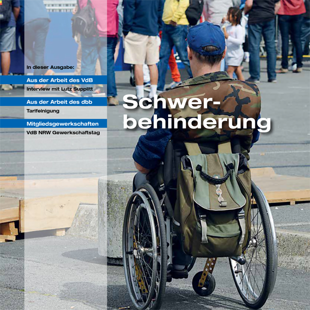 Magazin-Titelseite mit dem Schwerpunkt "Schwerbehinderung". Ein Mann mit einer blauen Kappe im Rollstuhl im Freien unter Menschen von hinten gesehen.