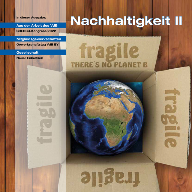 Magazin-Titelseite mit dem Schwerpunkt "Nachhaltigkeit". Eine geöffnete Pappschachtel steht auf einem Holztisch. In der Schachtel liegt eine Abbildung des Planeten Erde, die die Kontinente Europa und Afrika zeigt.