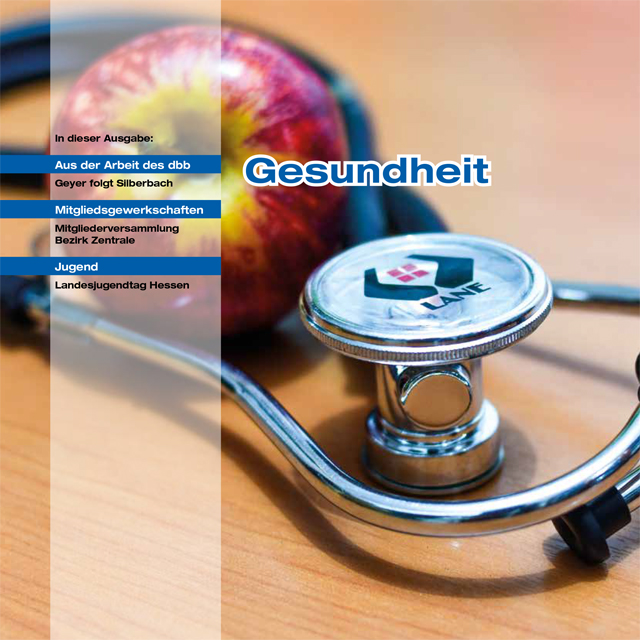 Magazin-Titelseite mit dem Schwerpunkt "Gesundheit". Auf Holz liegt ein Apfel und mit einem teils aufliegenden Stethoskop.