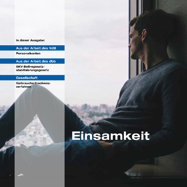 Magazin-Titelseite mit dem Schwerpunkt "Einsamkeit". Ein Mann sitzt alleine in einem dunklen Raum auf einer Fensterbank und blickt nachdenklich aus einem großen Fenster auf eine Stadt.